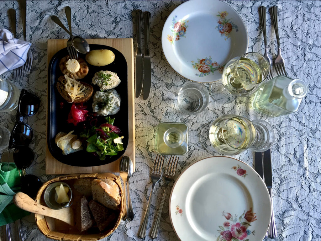 Local Helsinki guide – recommended restaurant dish 💬 Caption A traditional dish served at a restaurant featured in a local Helsinki guide